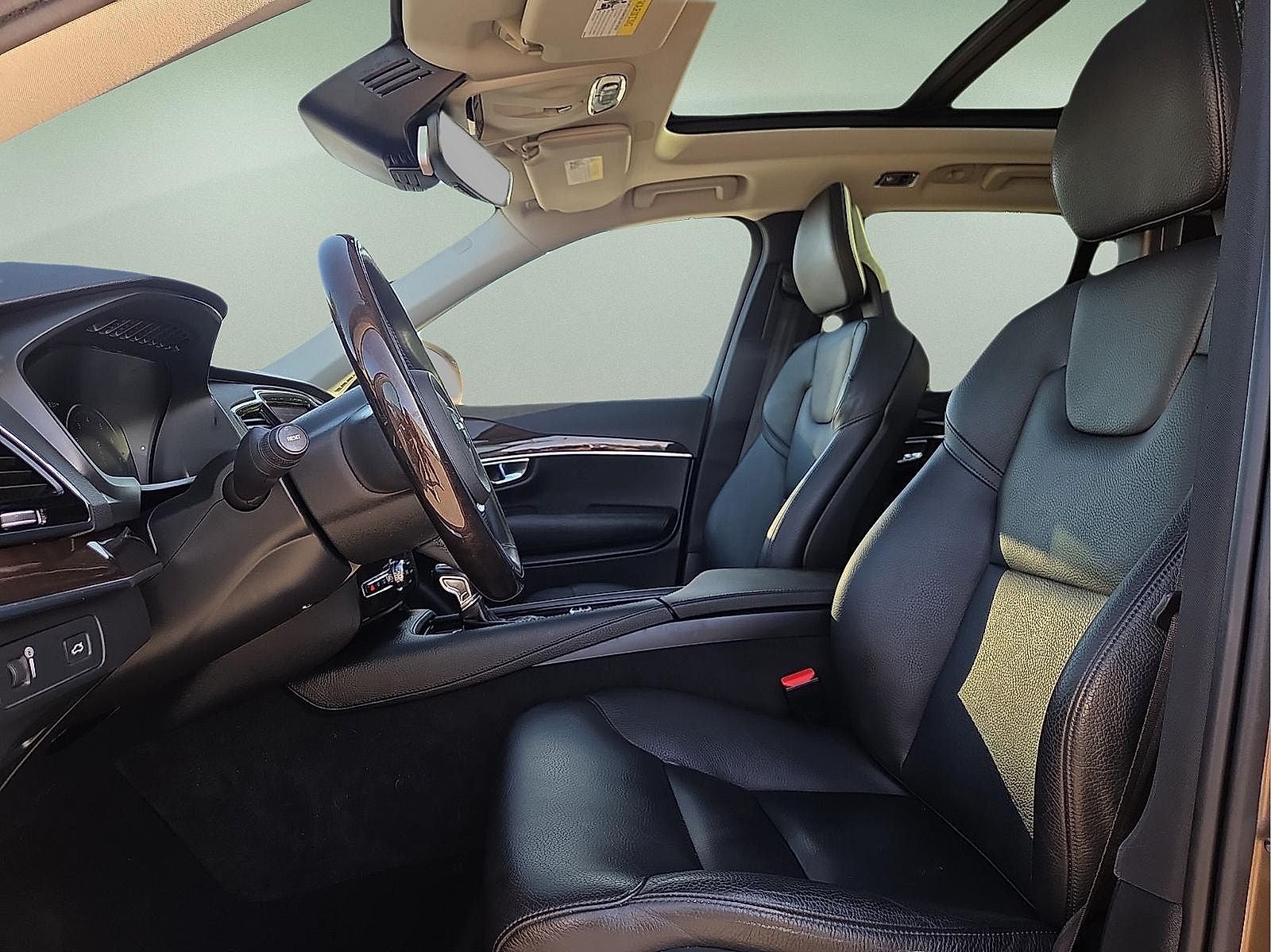 2016 Volvo XC90 T6 Momentum