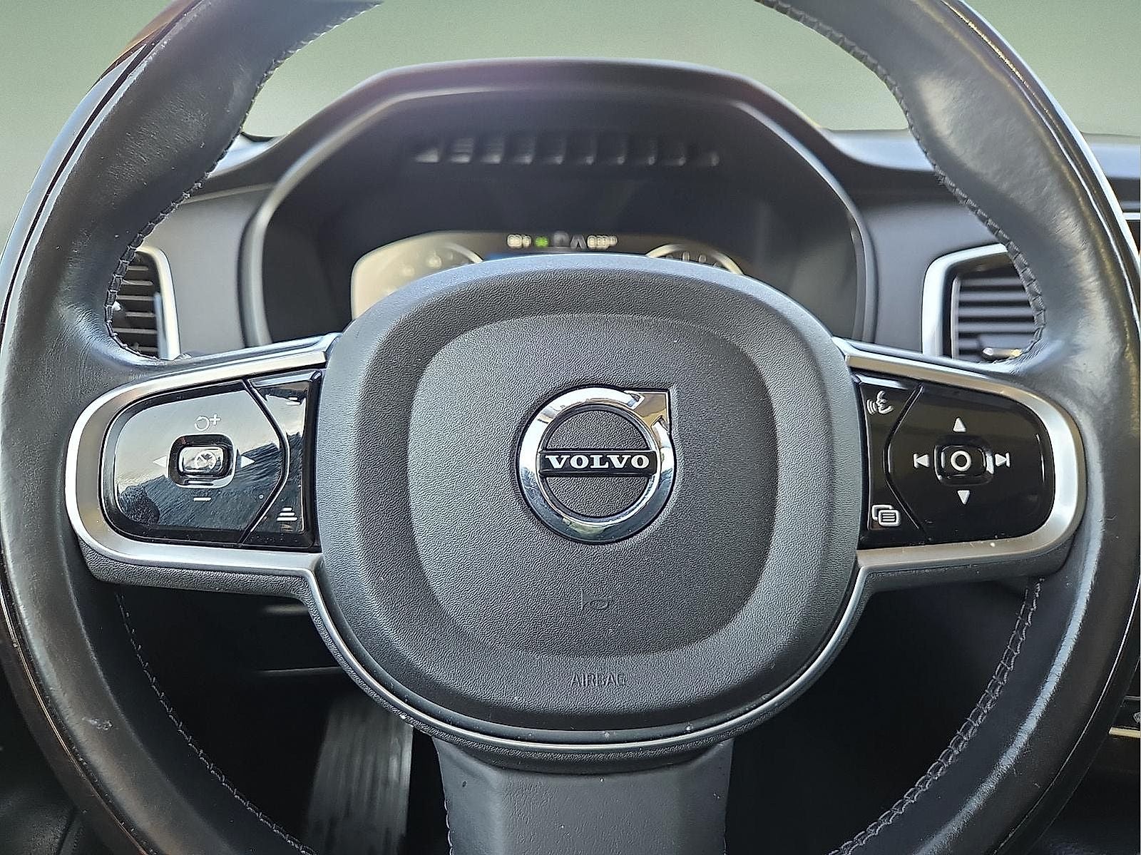 2016 Volvo XC90 T6 Momentum