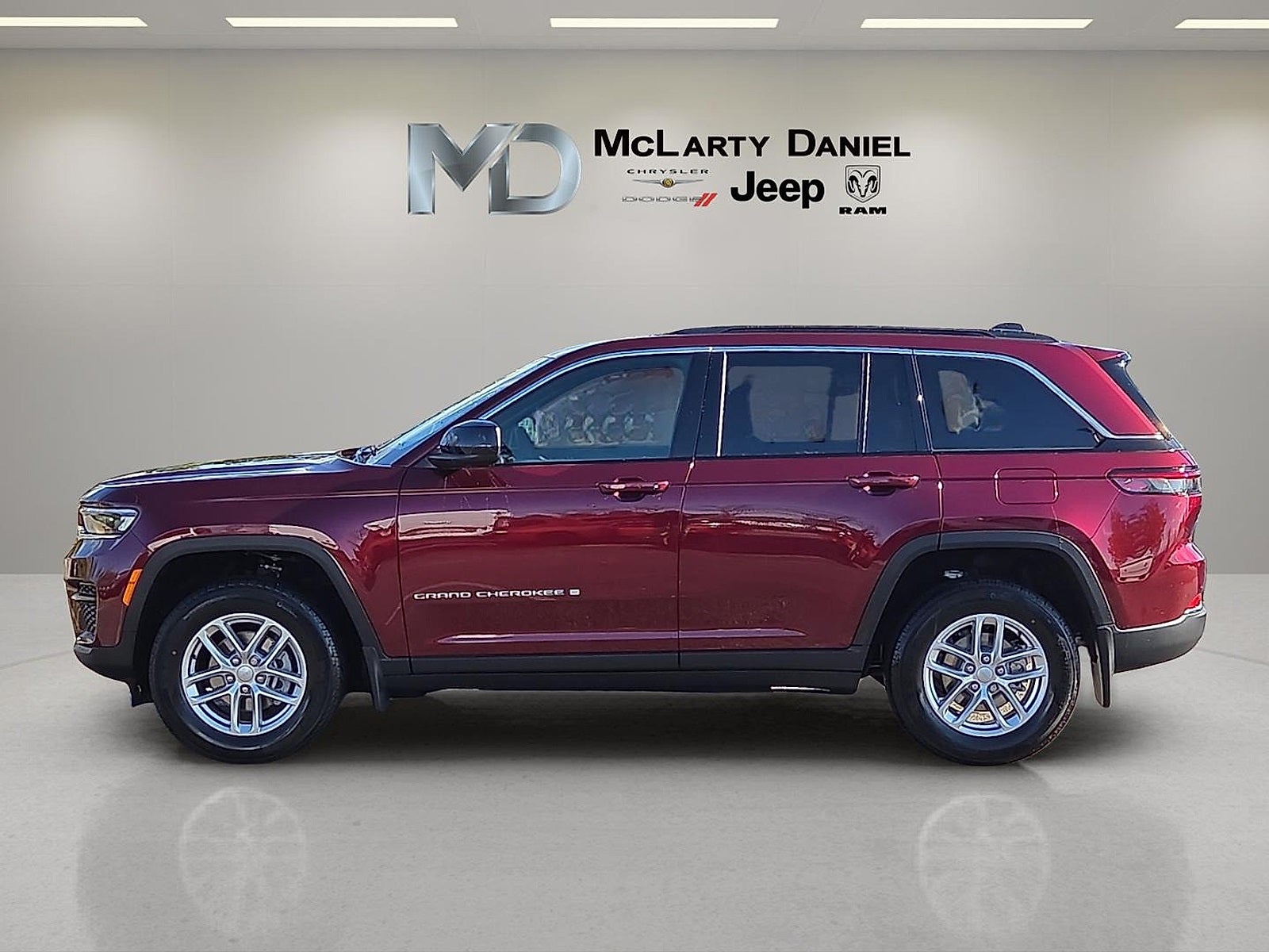 2025 Jeep Grand Cherokee GRAND CHEROKEE LAREDO X 4X4