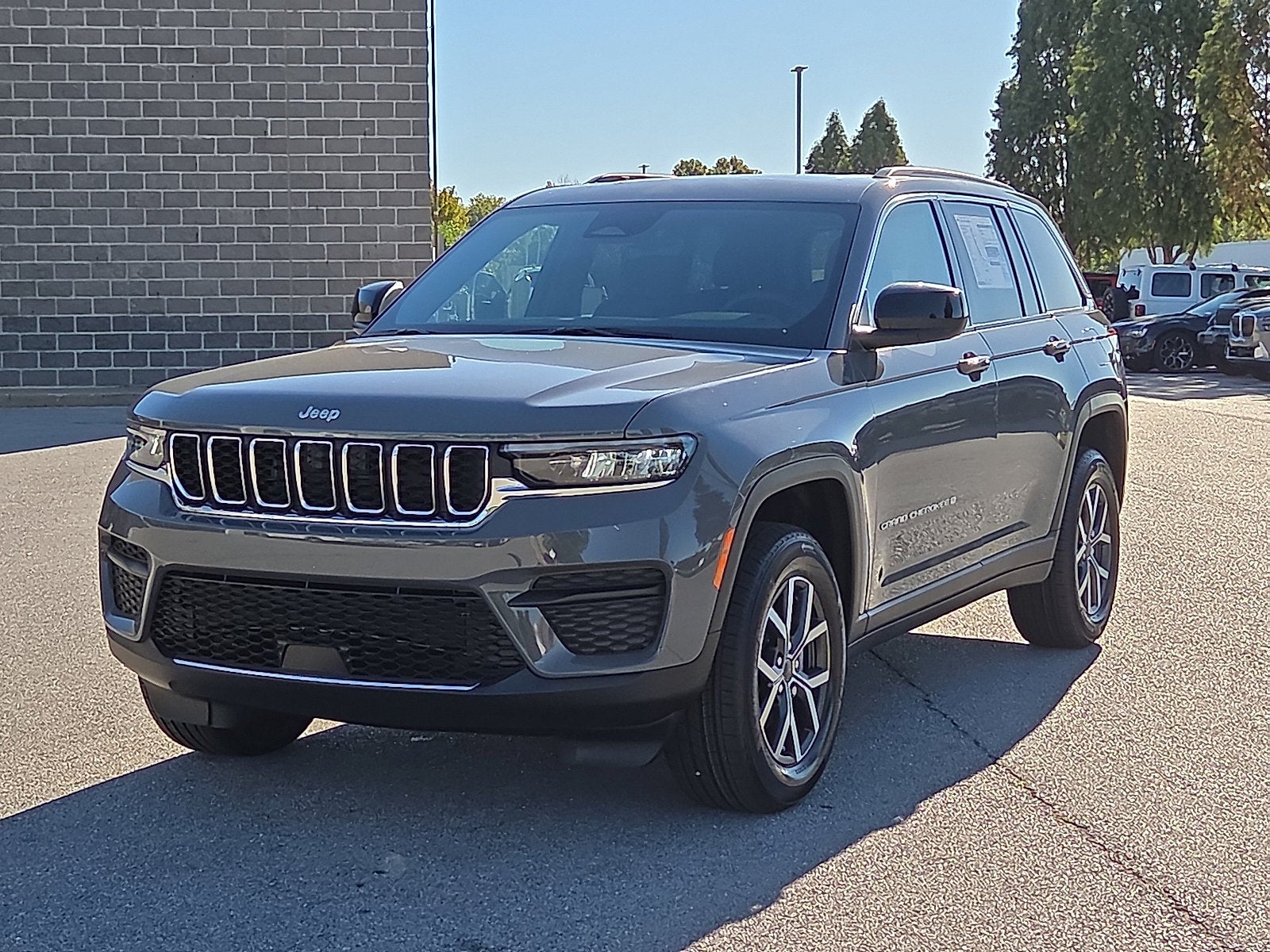 2027 Jeep Grand Cherokee GRAND CHEROKEE LAREDO X 4X4