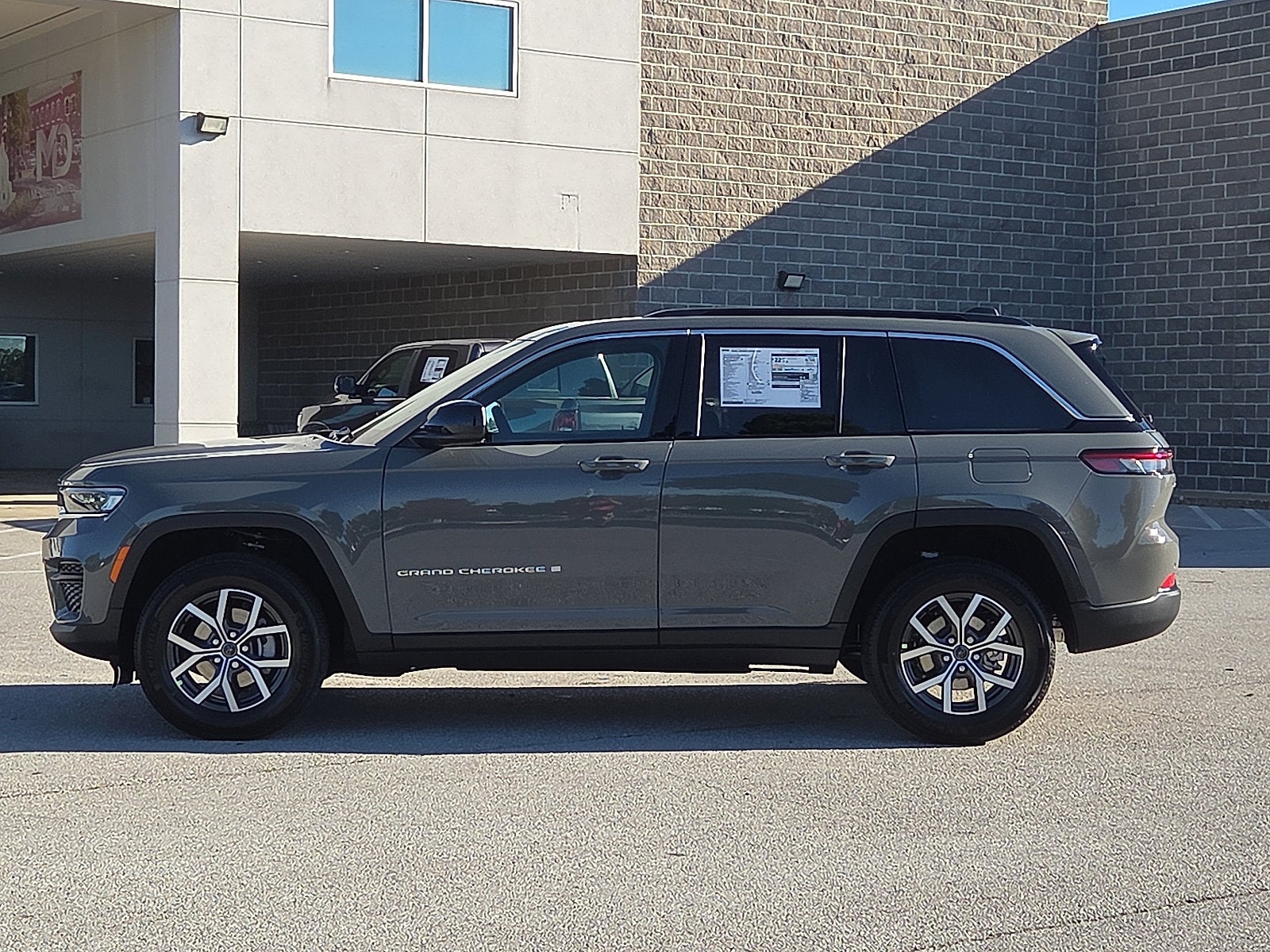 2027 Jeep Grand Cherokee GRAND CHEROKEE LAREDO X 4X4
