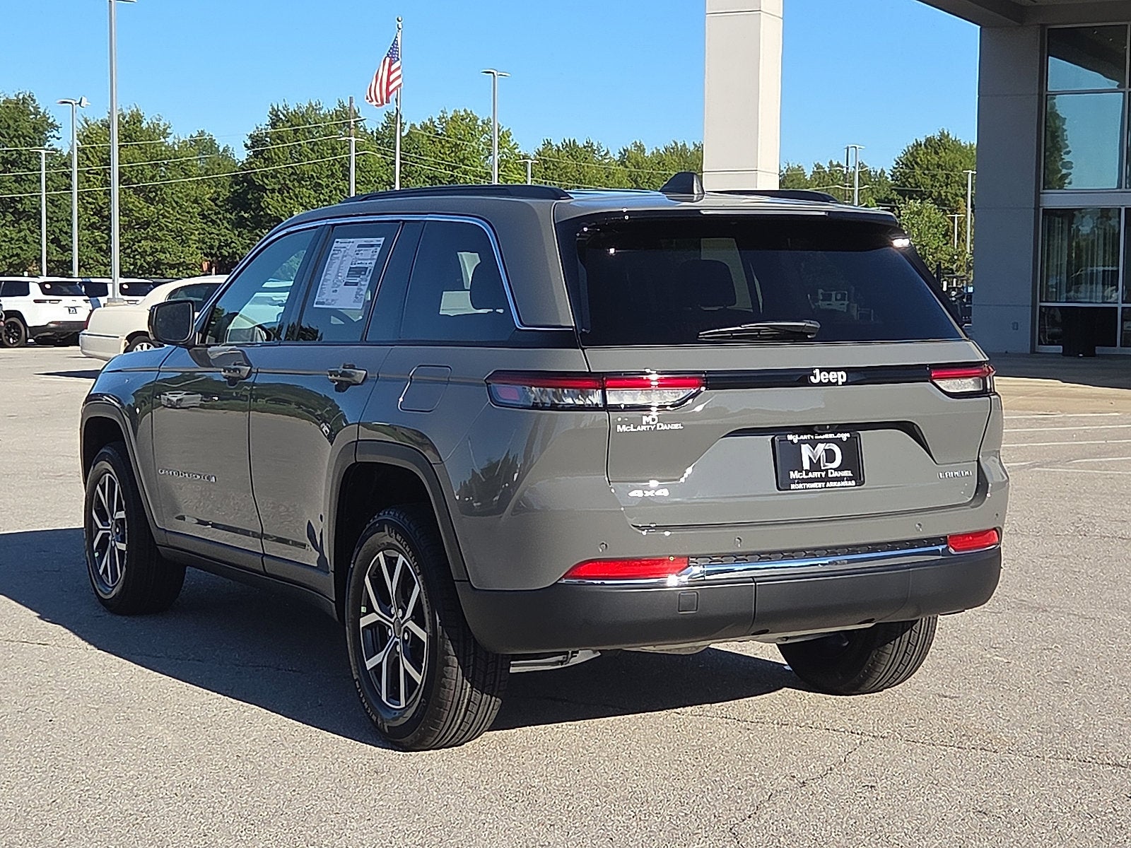2027 Jeep Grand Cherokee GRAND CHEROKEE LAREDO X 4X4