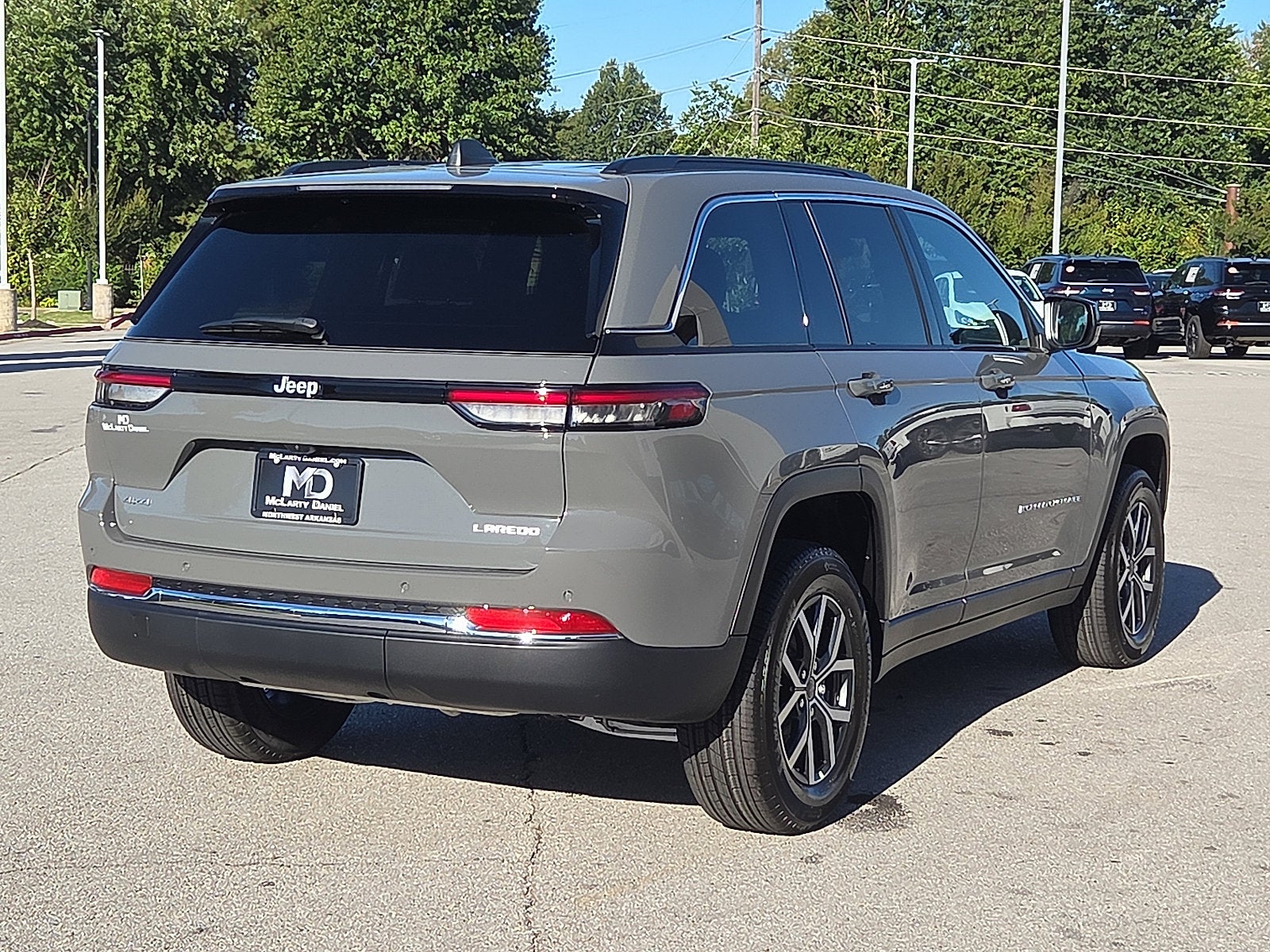 2027 Jeep Grand Cherokee GRAND CHEROKEE LAREDO X 4X4