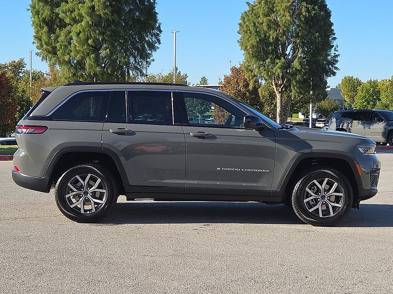 2027 Jeep Grand Cherokee GRAND CHEROKEE LAREDO X 4X4