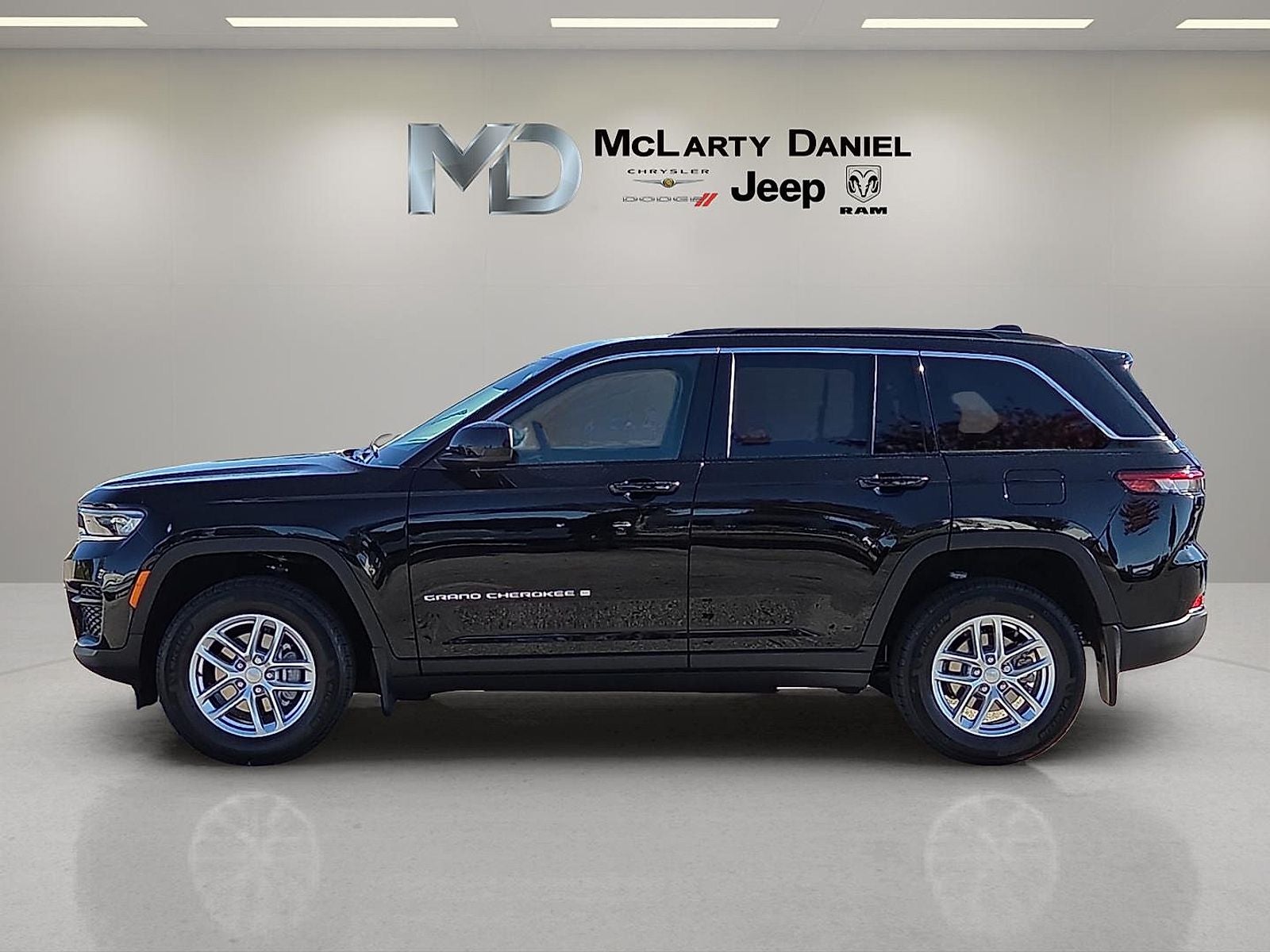 2025 Jeep Grand Cherokee GRAND CHEROKEE LAREDO X 4X4
