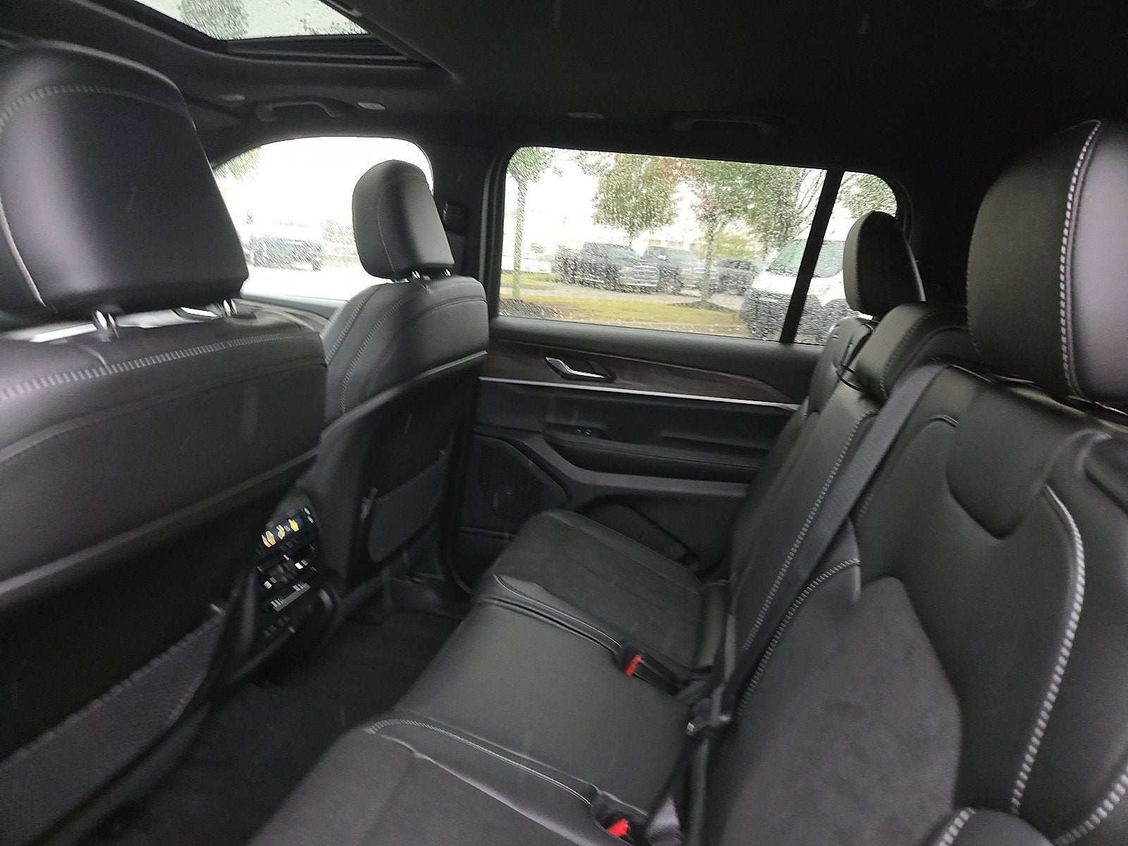 2027 Jeep Grand Cherokee GRAND CHEROKEE L LAREDO ALTITUDE 4X4