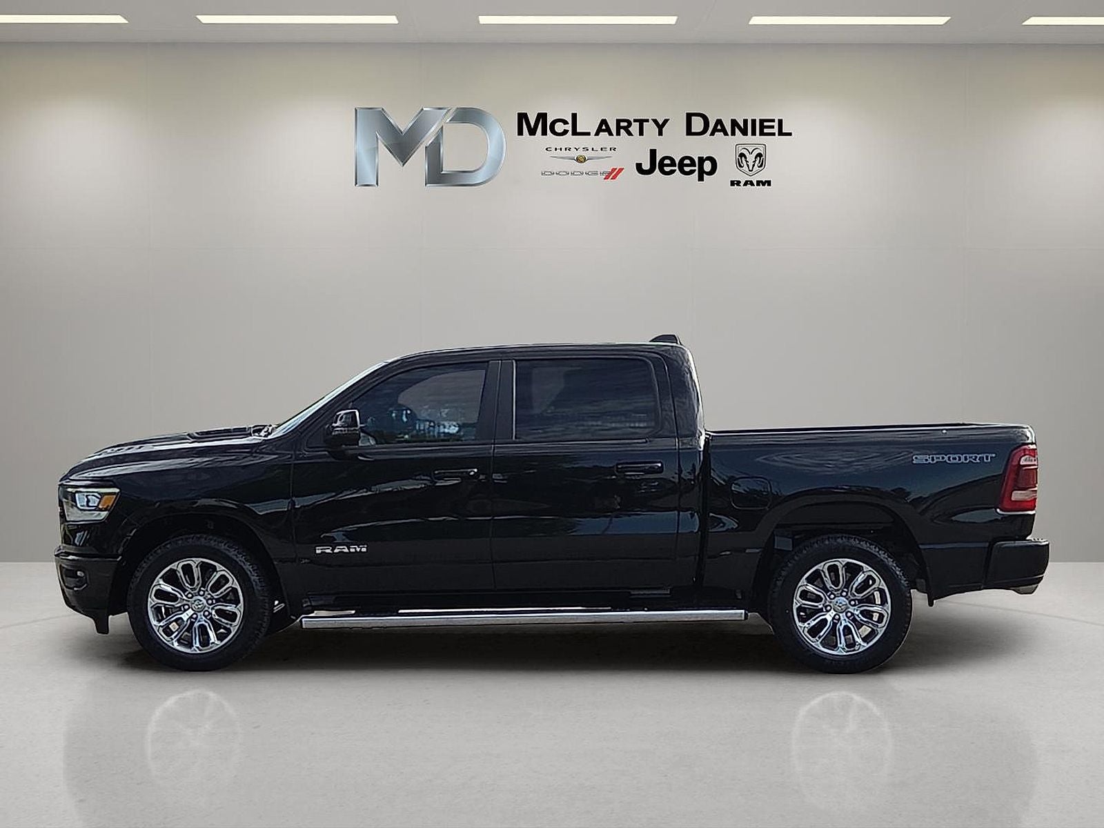 2023 RAM 1500 Laramie Crew Cab 4x4 5'7' Box