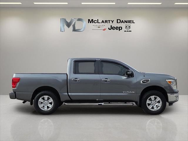 2017 Nissan TITAN SV