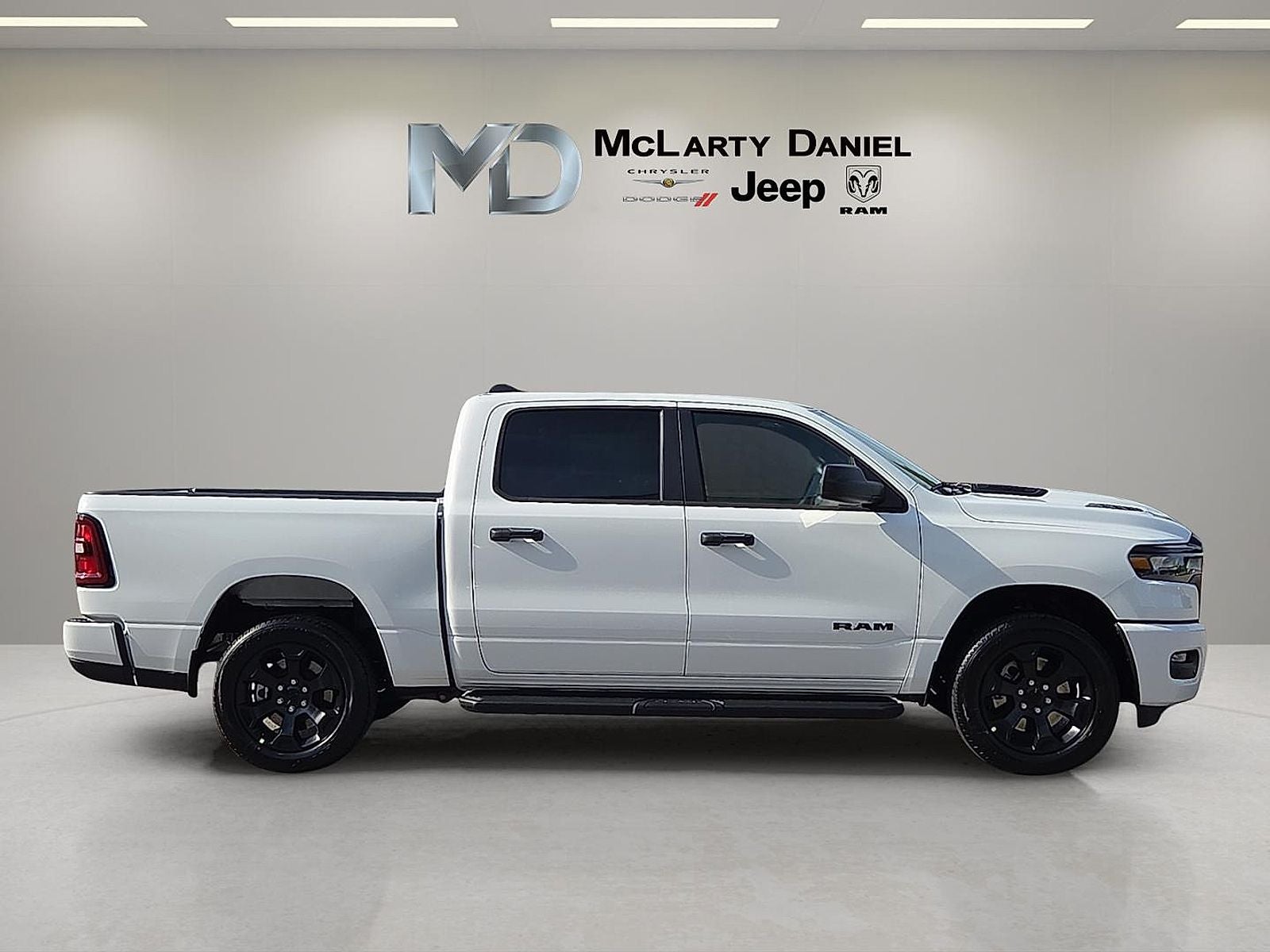 2026 RAM 1500 RAM 1500 EXPRESS CREW CAB 4X4 5'7' BOX