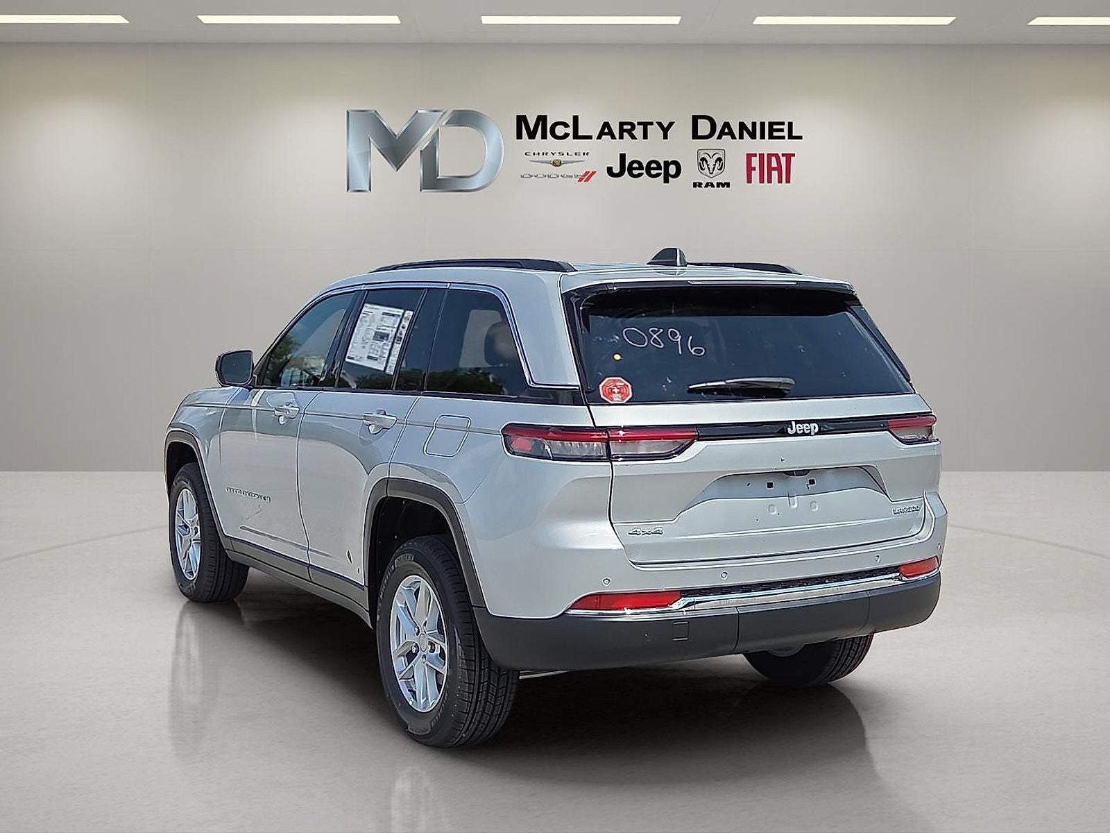 2025 Jeep Grand Cherokee GRAND CHEROKEE LAREDO X 4X4