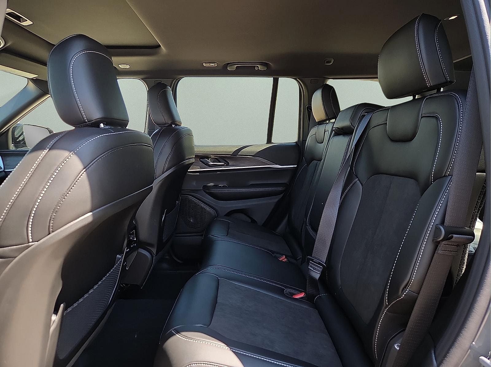 2027 Jeep Grand Cherokee Laredo Altitude