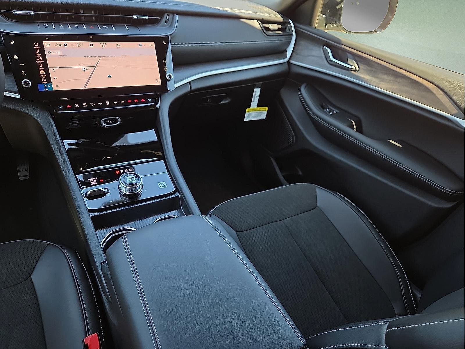 2027 Jeep Grand Cherokee Laredo Altitude