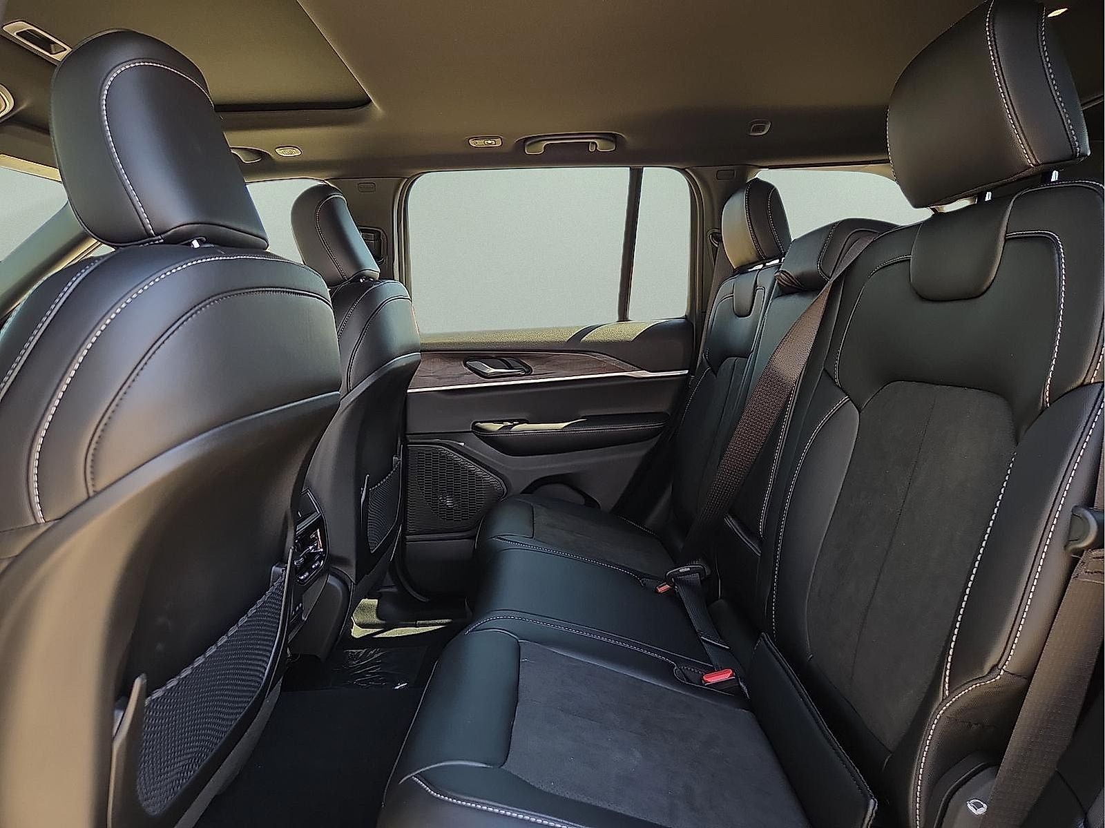 2027 Jeep Grand Cherokee Laredo Altitude