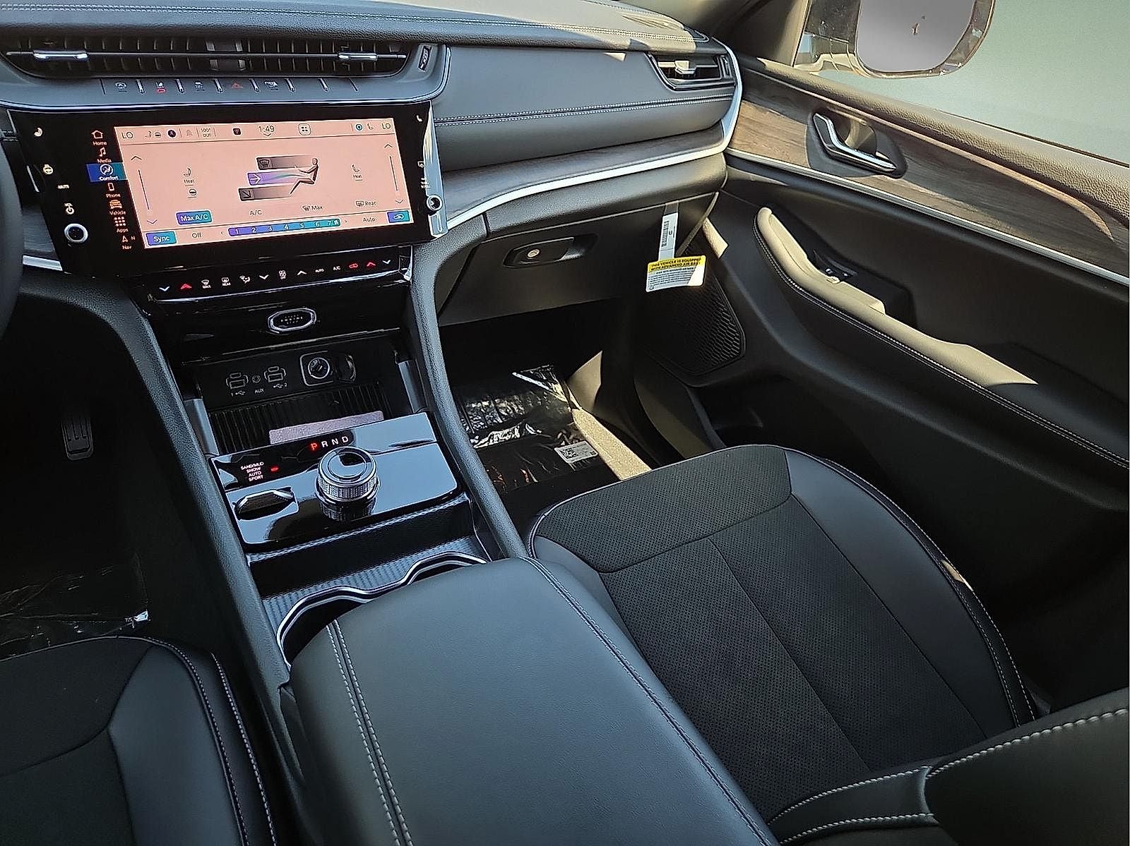 2027 Jeep Grand Cherokee Laredo Altitude