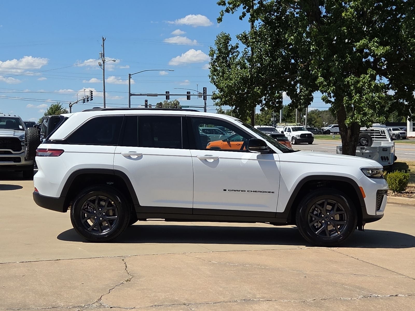 2027 Jeep Grand Cherokee Laredo Altitude
