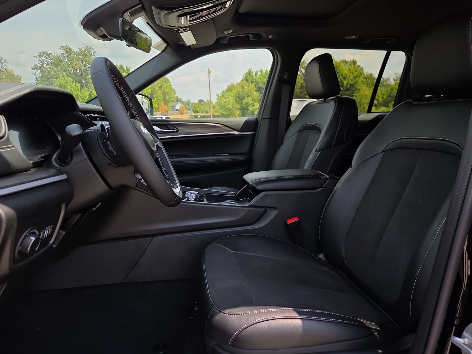 2027 Jeep Grand Cherokee Laredo Altitude