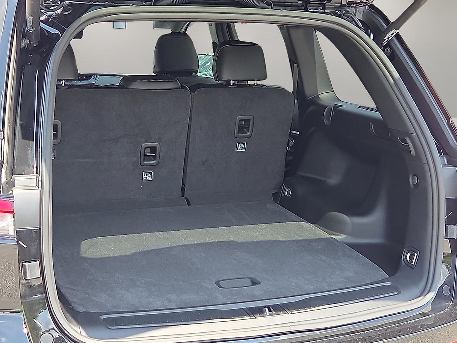 2027 Jeep Grand Cherokee Laredo Altitude