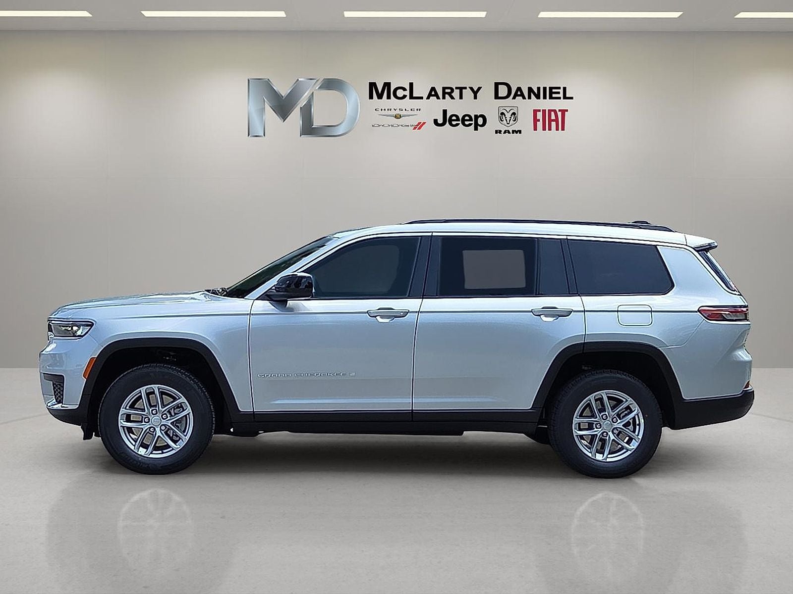 2025 Jeep Grand Cherokee GRAND CHEROKEE L LAREDO X 4X4