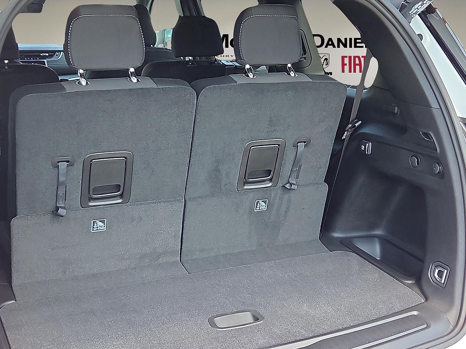 2025 Jeep Grand Cherokee GRAND CHEROKEE L LAREDO X 4X4