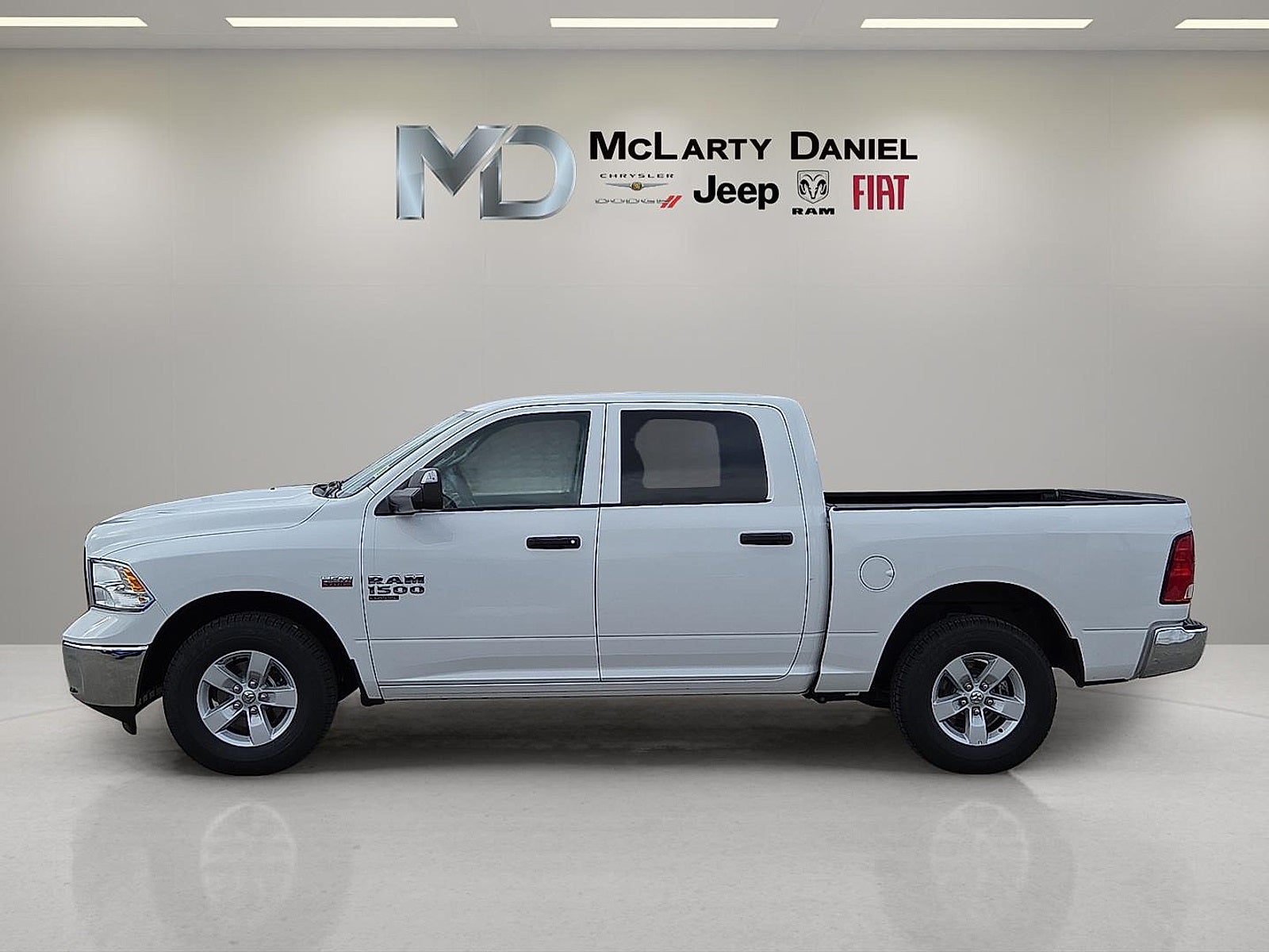 2023 RAM 1500 Classic SLT Crew Cab 4x2 5'7' Box