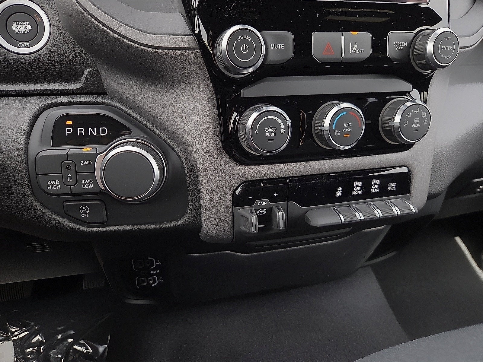 2027 RAM 1500 RAM 1500 TRADESMAN CREW CAB 4X4 5'7' BOX