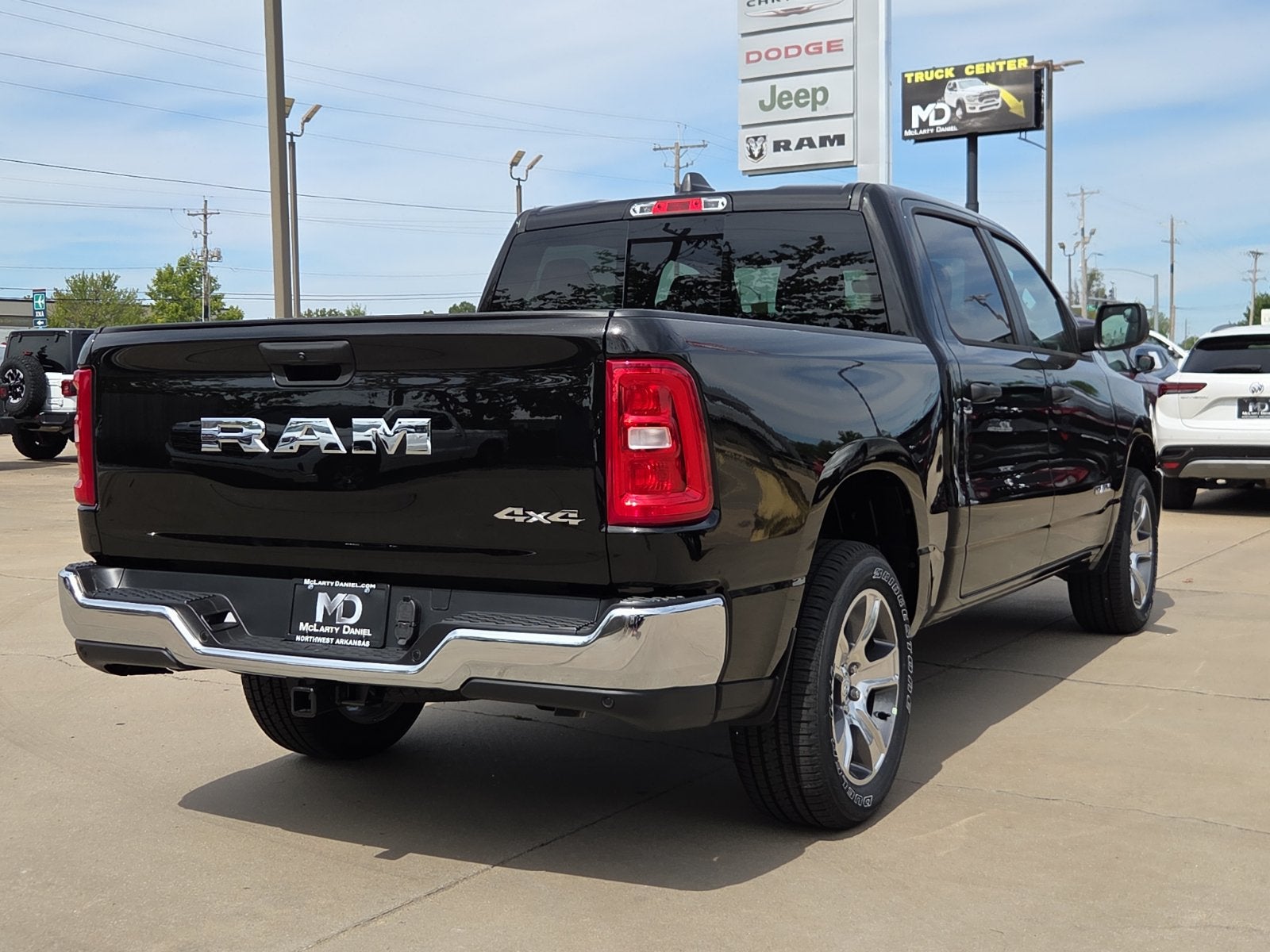 2027 RAM 1500 RAM 1500 TRADESMAN CREW CAB 4X4 5'7' BOX