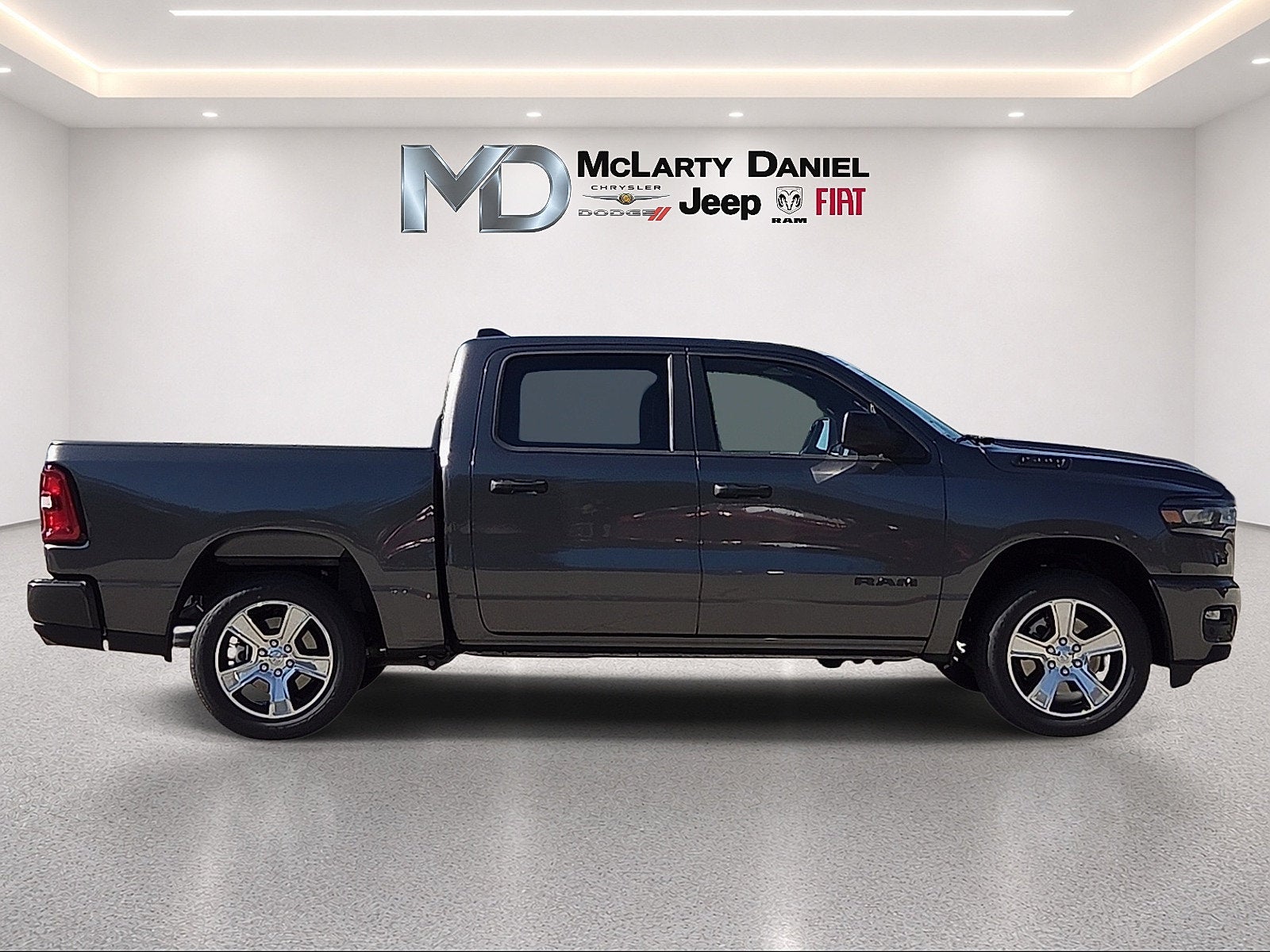 2027 RAM 1500 RAM 1500 EXPRESS CREW CAB 4X4 5'7' BOX