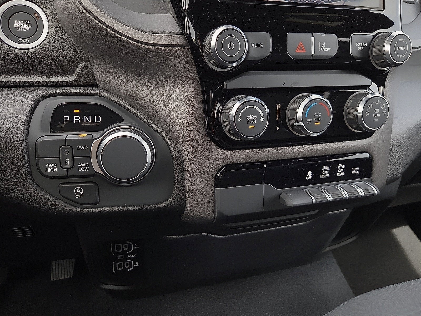 2027 RAM 1500 RAM 1500 TRADESMAN CREW CAB 4X4 5'7' BOX