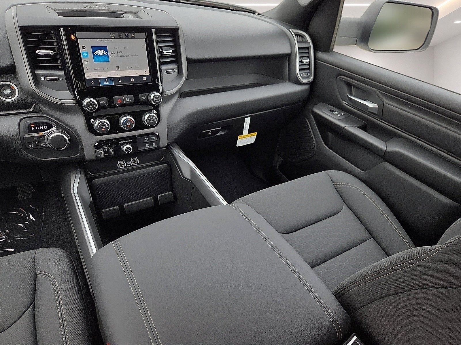 2027 RAM 1500 RAM 1500 EXPRESS CREW CAB 4X4 5'7' BOX