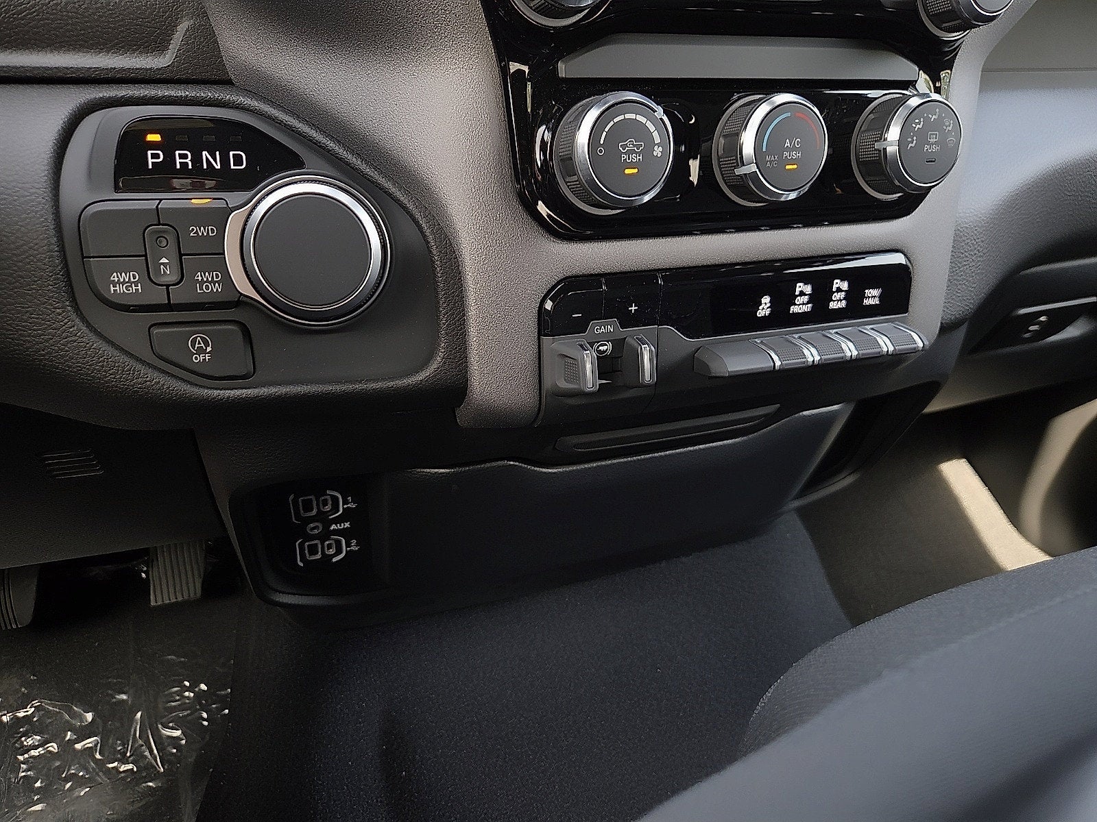 2027 RAM 1500 RAM 1500 TRADESMAN CREW CAB 4X4 5'7' BOX