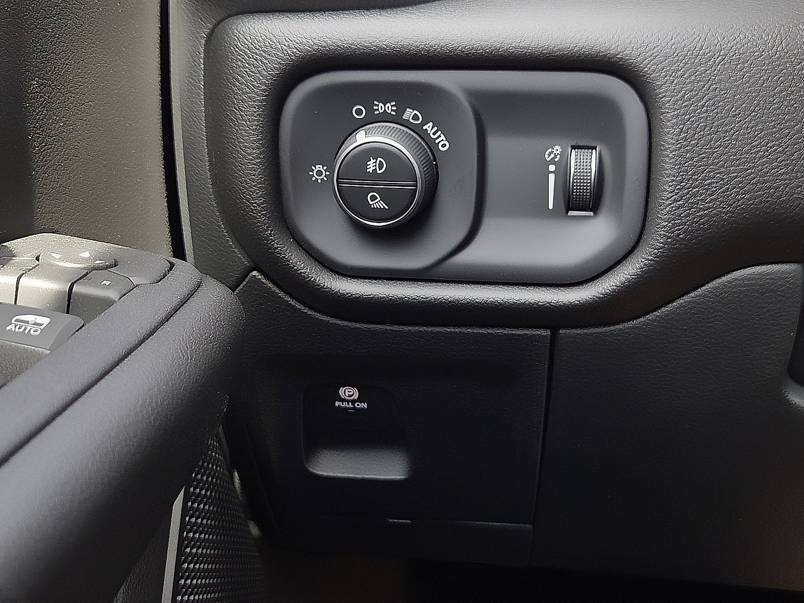 2027 RAM 1500 RAM 1500 EXPRESS CREW CAB 4X4 5'7' BOX