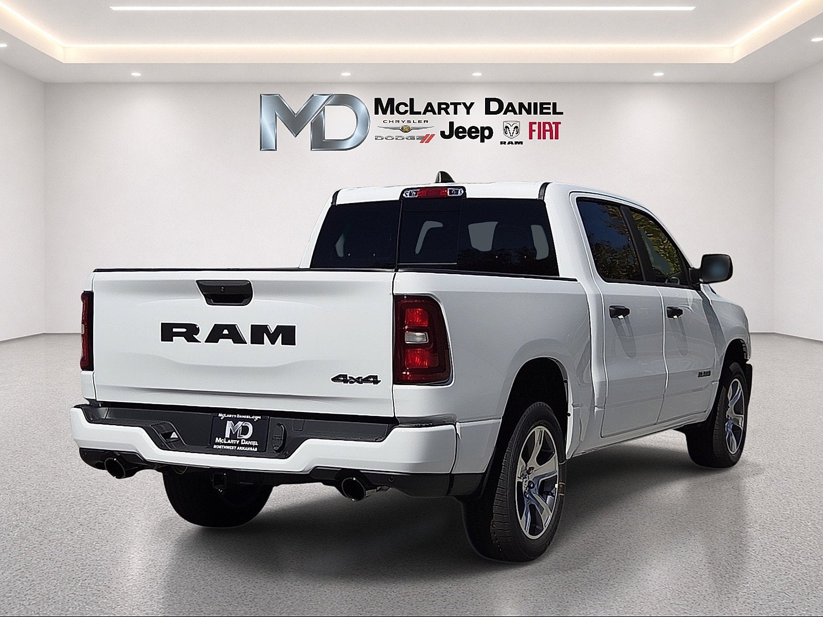 2027 RAM 1500 RAM 1500 EXPRESS CREW CAB 4X4 5'7' BOX