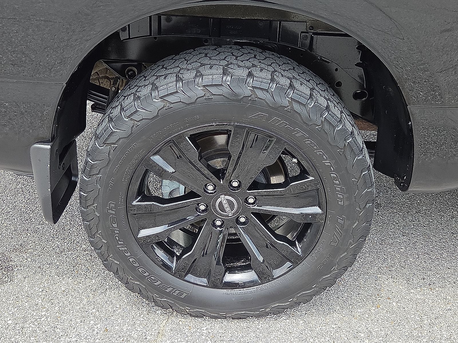 2023 Nissan Titan SV